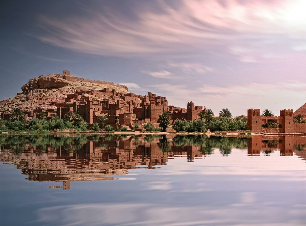 Kasbah Ait Ben Haddou, parada icónica en el tour de Marrakech, desierto de Merzouga y Essaouira.